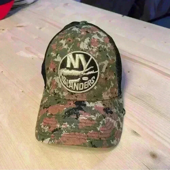 New York Islanders Camo NHL baseball cap in great condition - Picture 1 of 5